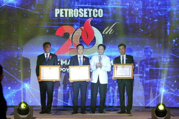 Các cá nhân, tập thể PETROSETCO nhận Huân chương lao động hạng nhất, nhì và ba.
